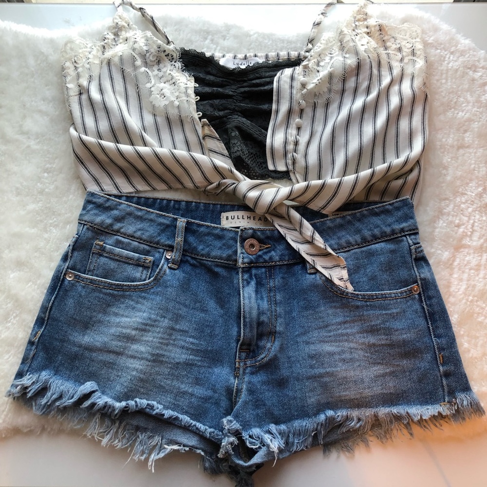 Bullhead med wash denim cut offs size 5